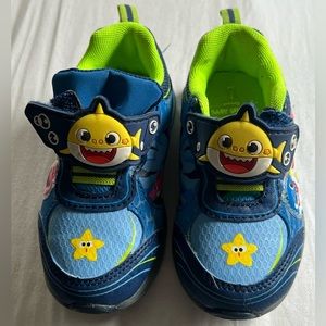 Baby Shark Light Up Sneakers EUC, Toddler Boys Size 7